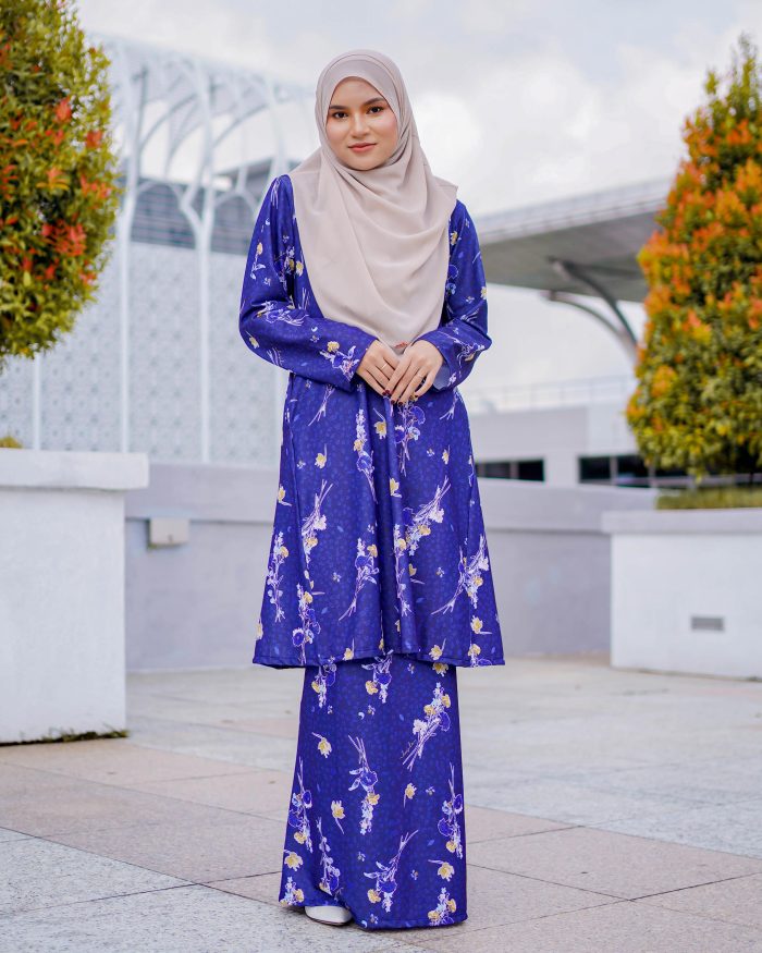 Baju Kurung Pahang Laura Printed 7.0 - Carnation Navy - Image 2