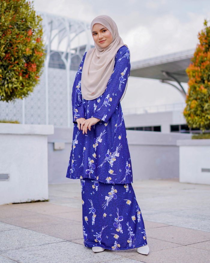 Baju Kurung Pahang Laura Printed 7.0 - Carnation Navy - Image 3