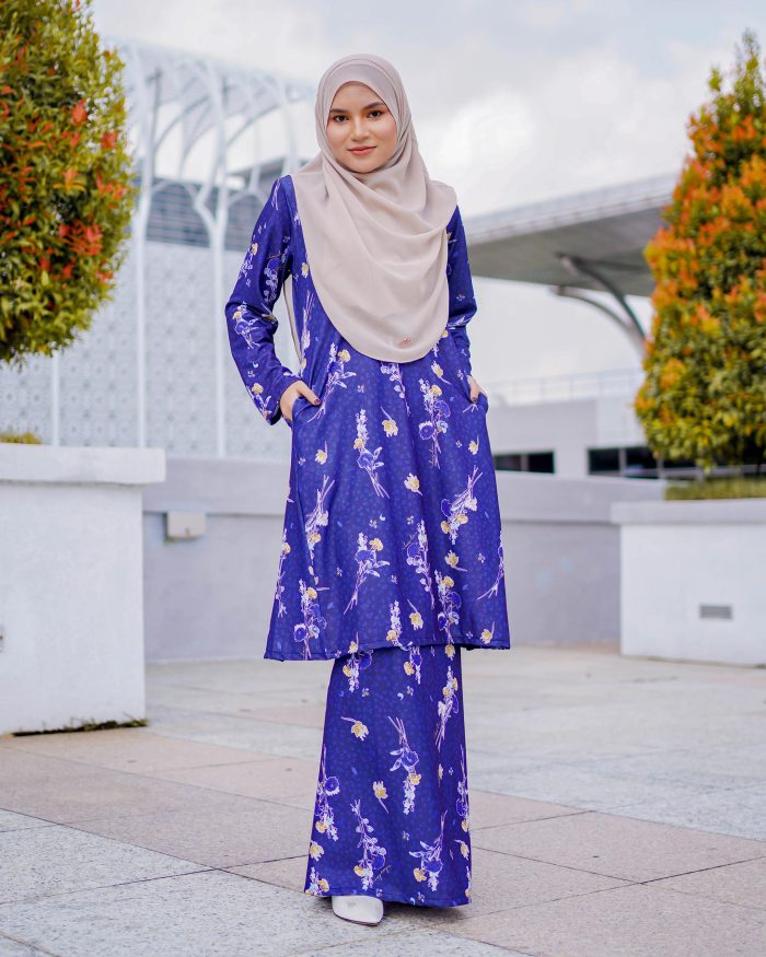 Baju Kurung Pahang Laura Printed 7.0 - Carnation Navy