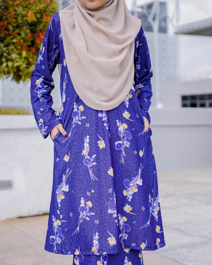 Baju Kurung Pahang Laura Printed 7.0 - Carnation Navy - Image 4