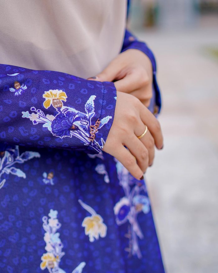 Baju Kurung Pahang Laura Printed 7.0 - Carnation Navy - Image 5