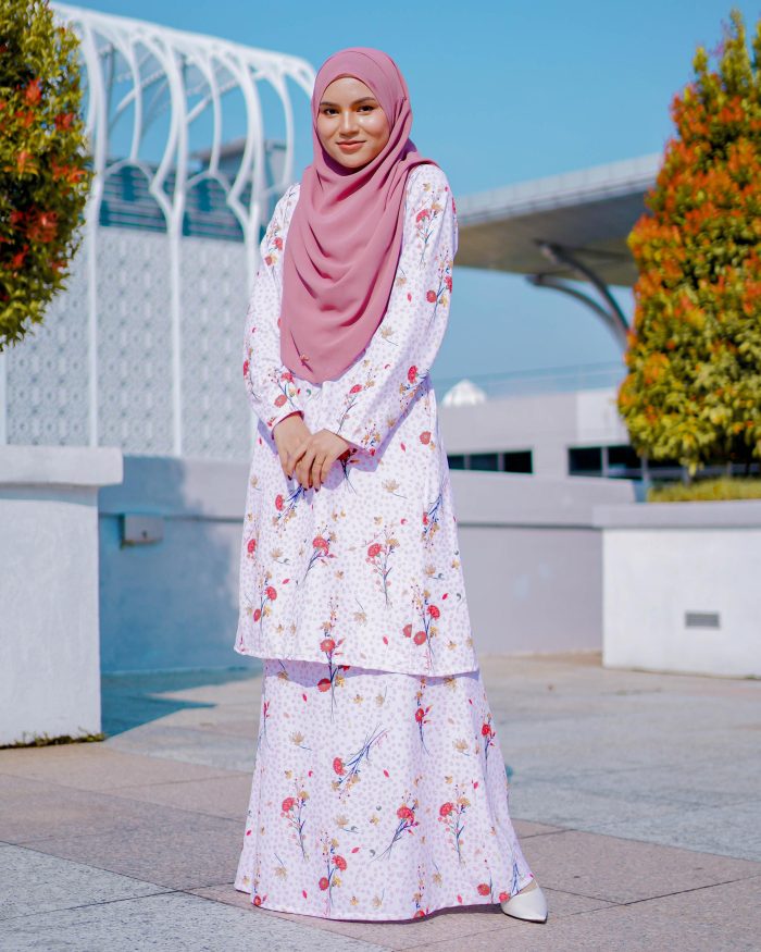 Baju Kurung Pahang Laura Printed 7.0 - Carnation Taffy - Image 3