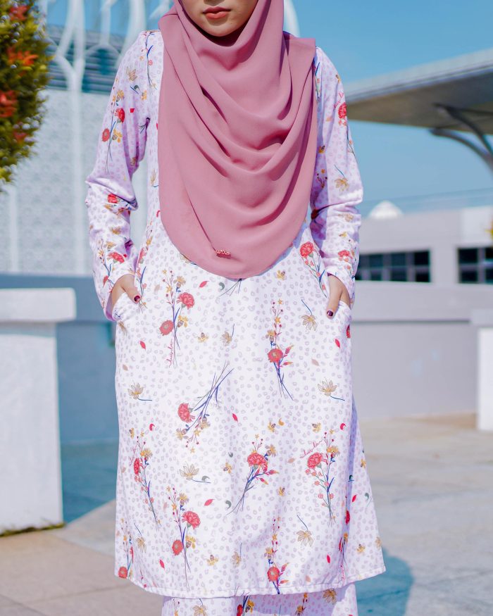 Baju Kurung Pahang Laura Printed 7.0 - Carnation Taffy - Image 4