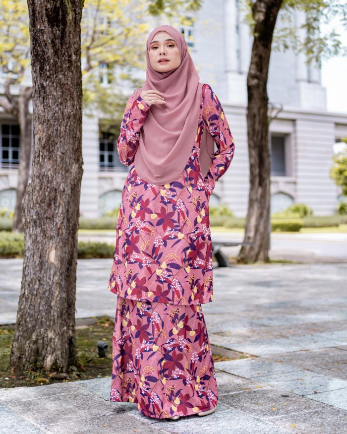 Baju Kurung Pahang Laura Printed 7.0 - Crimson Rosaceae - Image 2