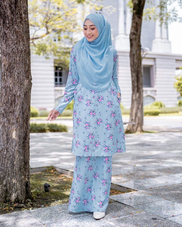 Baju Kurung Pahang Laura Printed 7.0 - Mistyrose Sky - Image 3
