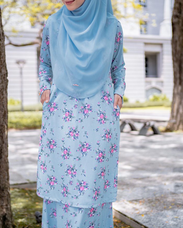 Baju Kurung Pahang Laura Printed 7.0 - Mistyrose Sky - Image 4
