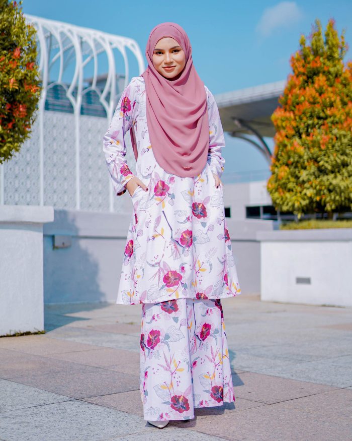 Baju Kurung Pahang Laura Printed 7.0 - Pinky Hibiscus - Image 2