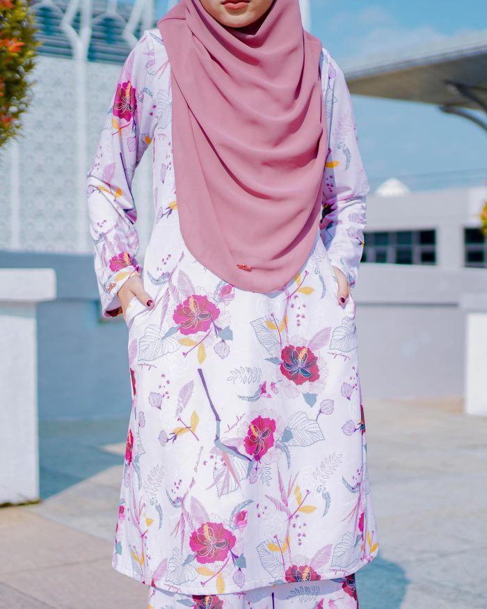 Baju Kurung Pahang Laura Printed 7.0 - Pinky Hibiscus - Image 4