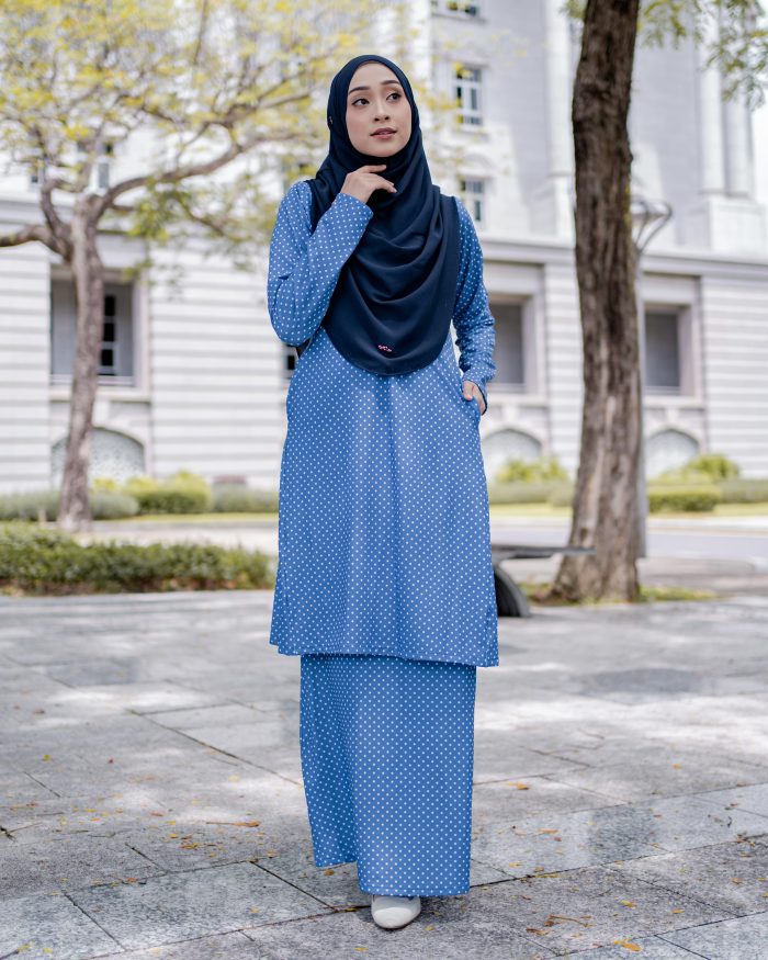 Baju Kurung Pahang Laura Printed 7.0 - Polka Cobalt - Image 3