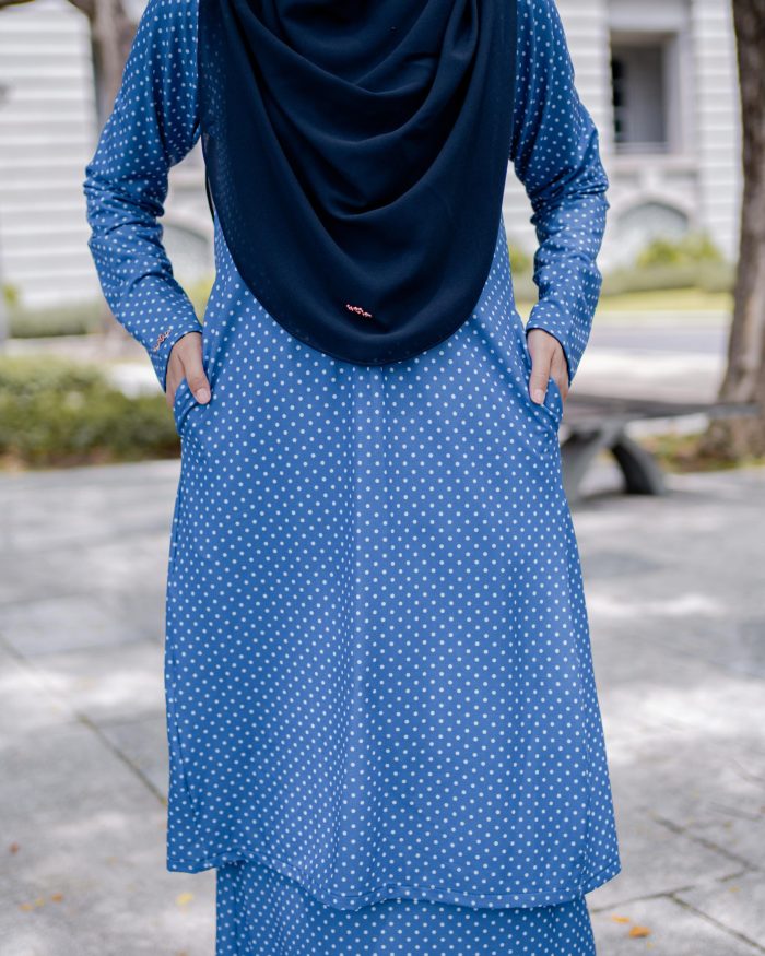 Baju Kurung Pahang Laura Printed 7.0 - Polka Cobalt - Image 4