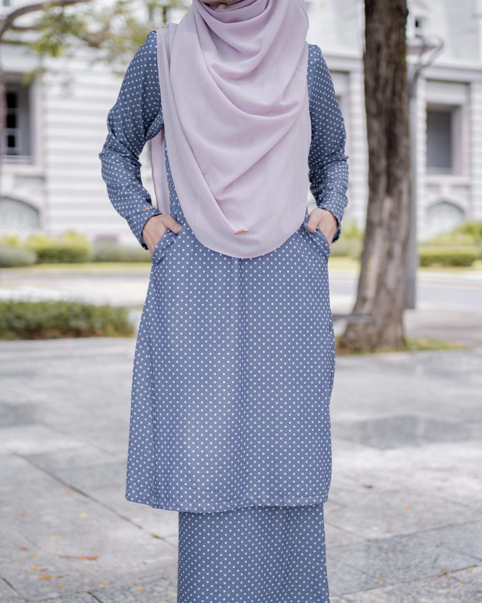 Baju Kurung Pahang Laura Printed 7.0 - Polka Grey - Image 4