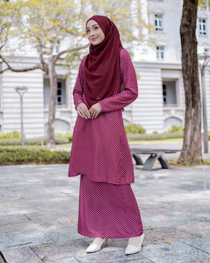 Baju Kurung Pahang Laura Printed 7.0 - Polka Maroon - Image 2