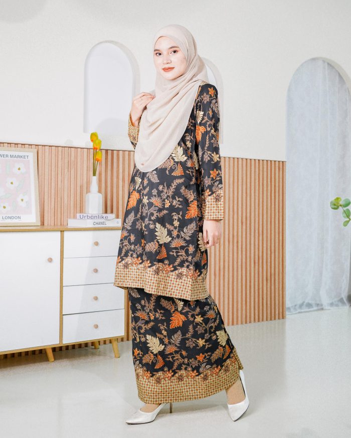 Baju Kurung Batik Safura - Black Kuntum - Image 3