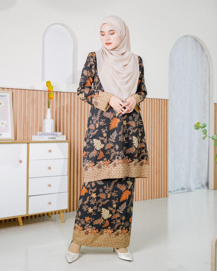 Baju Kurung Batik Safura - Black Kuntum - Image 2