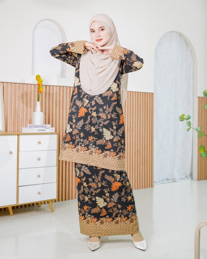 Baju Kurung Batik Safura - Black Kuntum