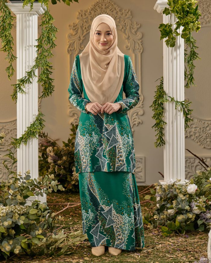 Baju Kurung Moden Batik Sultanah - Aduka Emerald Green - Image 3