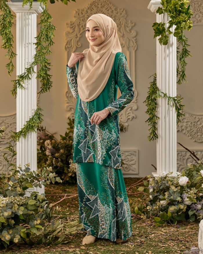 Baju Kurung Moden Batik Sultanah - Aduka Emerald Green - Image 2