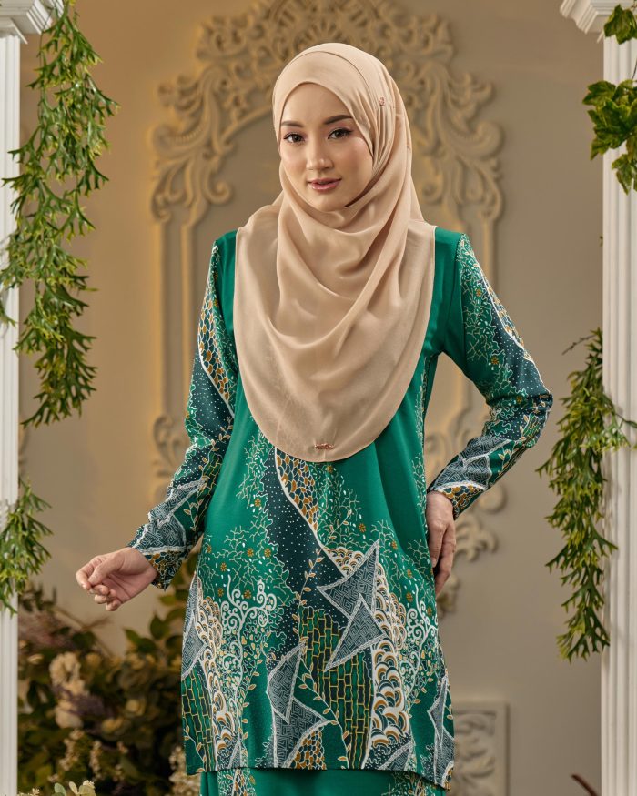 Baju Kurung Moden Batik Sultanah - Aduka Emerald Green - Image 4