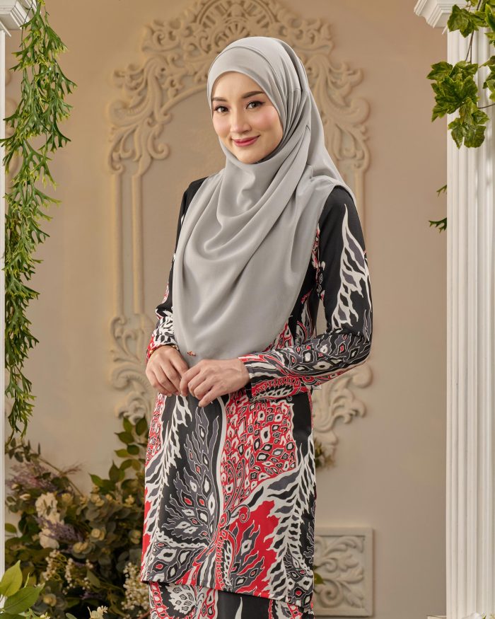 Baju Kurung Moden Batik Sultanah - Pieris Black - Image 4