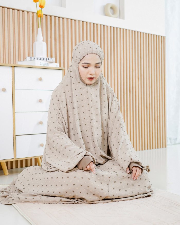 Telekung Rafeefa 2.0 - Ash Khaki - Image 6