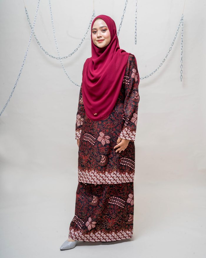 Baju Kurung Batik Safura - Merah Kasih - Image 3