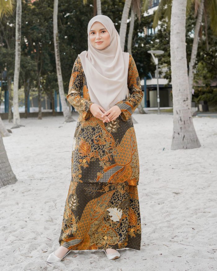 Baju Kurung Batik Safura - Brown Sari - Image 2