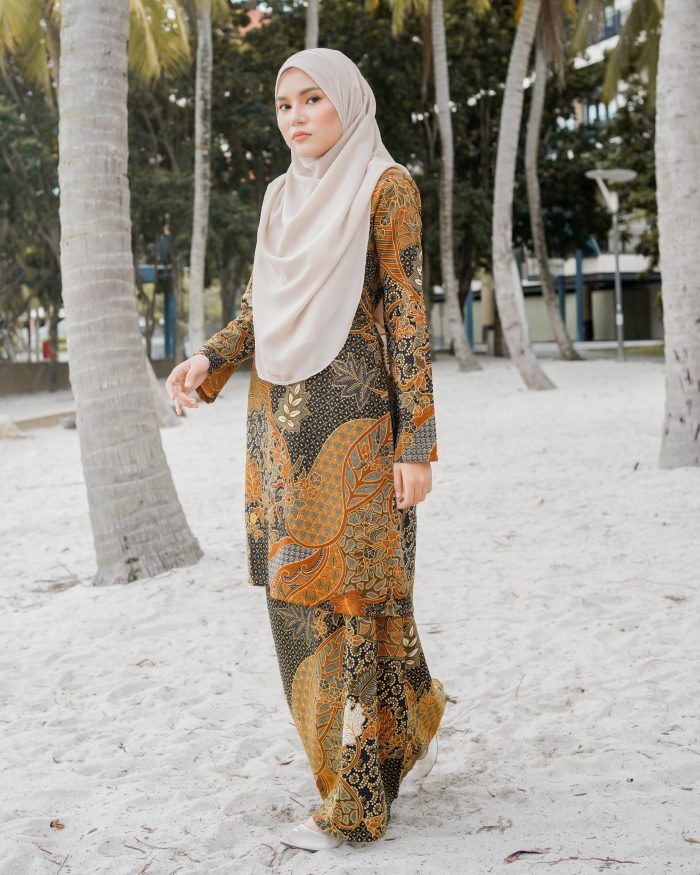 Baju Kurung Batik Safura - Brown Sari - Image 3