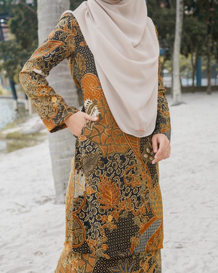 Baju Kurung Batik Safura - Brown Sari - Image 4