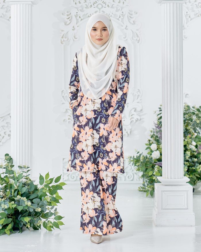 Baju Kurung Pahang Laura Printed 8.0 - Black Mallow - Image 2