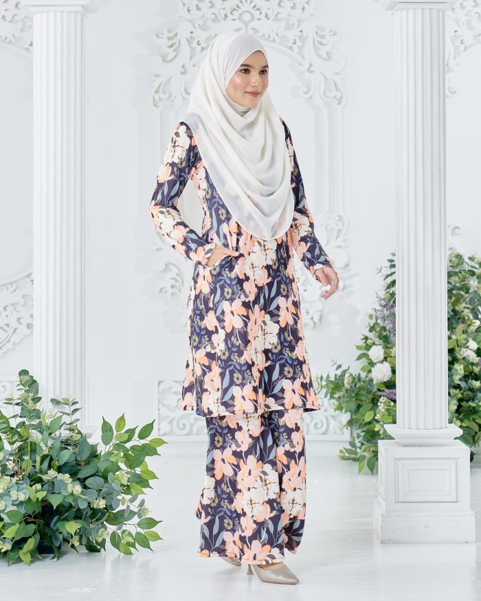 Baju Kurung Pahang Laura Printed 8.0 - Black Mallow - Image 3