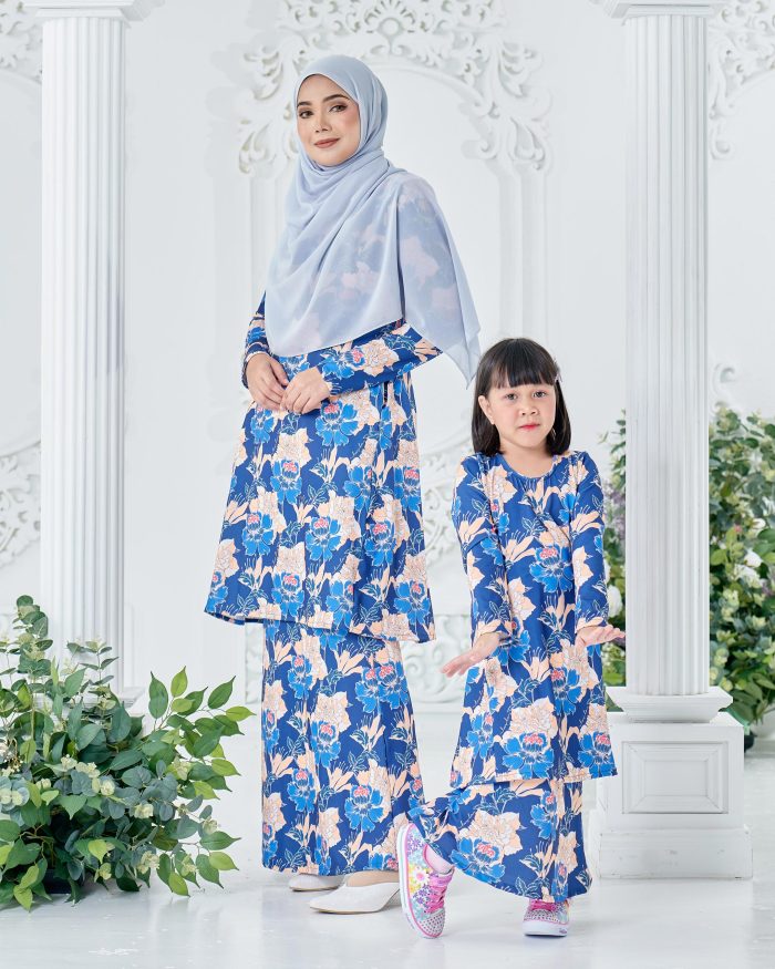 Baju Kurung Pahang Laura Printed 8.0 - Blue Peony - Image 3