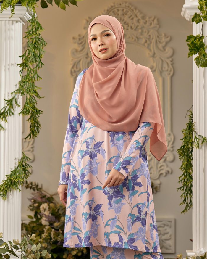 Baju Kurung Pahang Laura Printed 8.0 - Iris Peach - Image 3