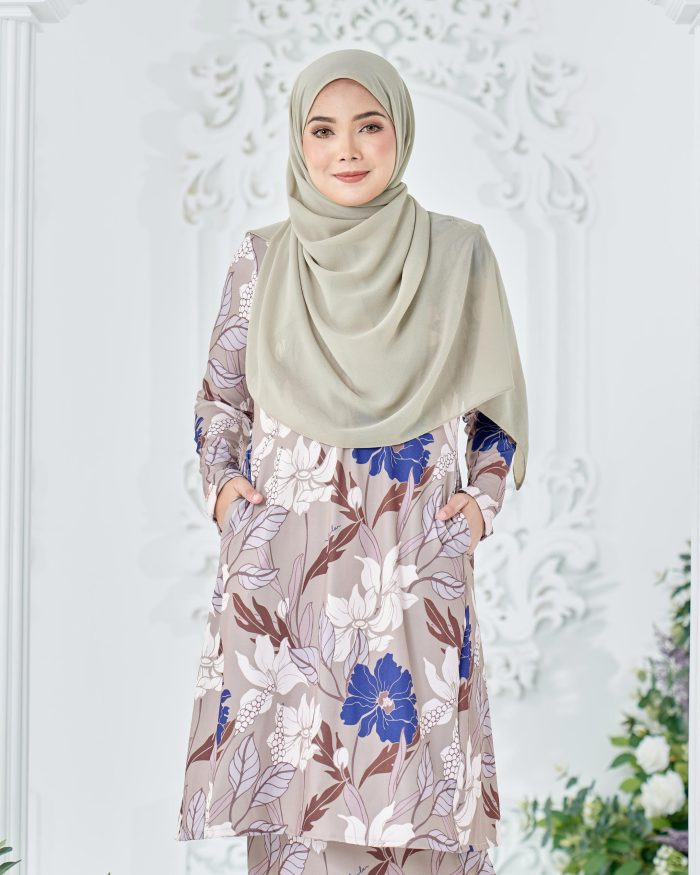 Baju Kurung Pahang Laura Printed 8.0 - Khaki Alstromeria - Image 3