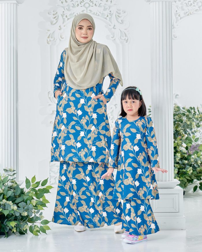 Baju Kurung Pahang Laura Printed 8.0 - Navy Tulips - Image 3