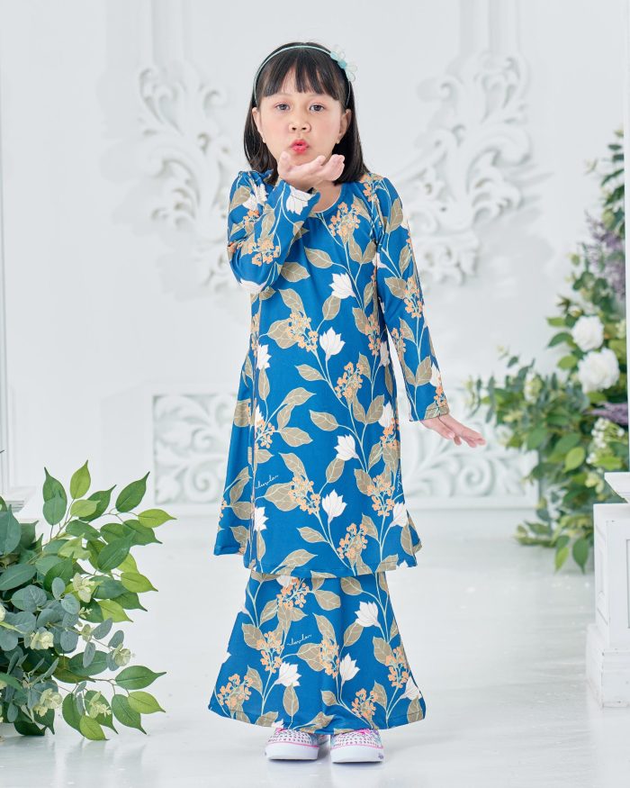 Baju Kurung Pahang Laura Printed Kids 8.0 - Navy Tulips - Image 2