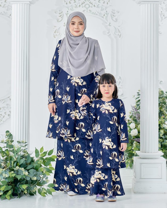 Baju Kurung Pahang Laura Printed 8.0 - Prussian Lotus - Image 4