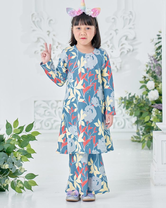 Baju Kurung Pahang Laura Printed Kids 8.0 - Spruce Poppy - Image 2