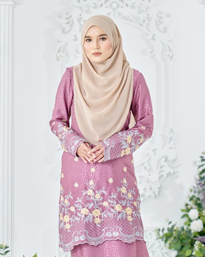 Baju Kurung Sulam Mahsuri - Kekwa Antique Mauve - Image 4