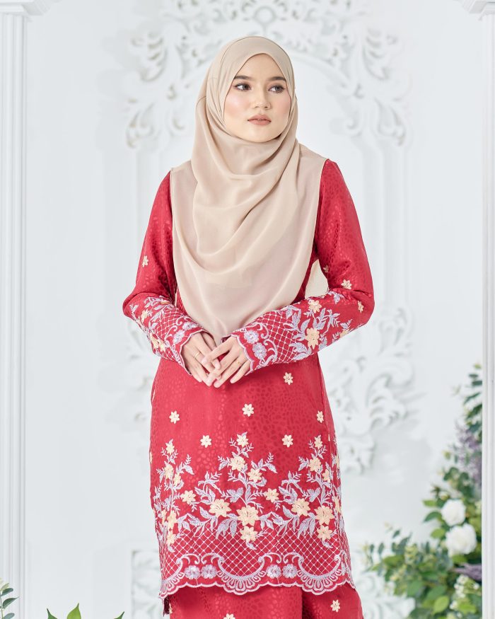 Baju Kurung Sulam Mahsuri - Kekwa Ruby Red - Image 4