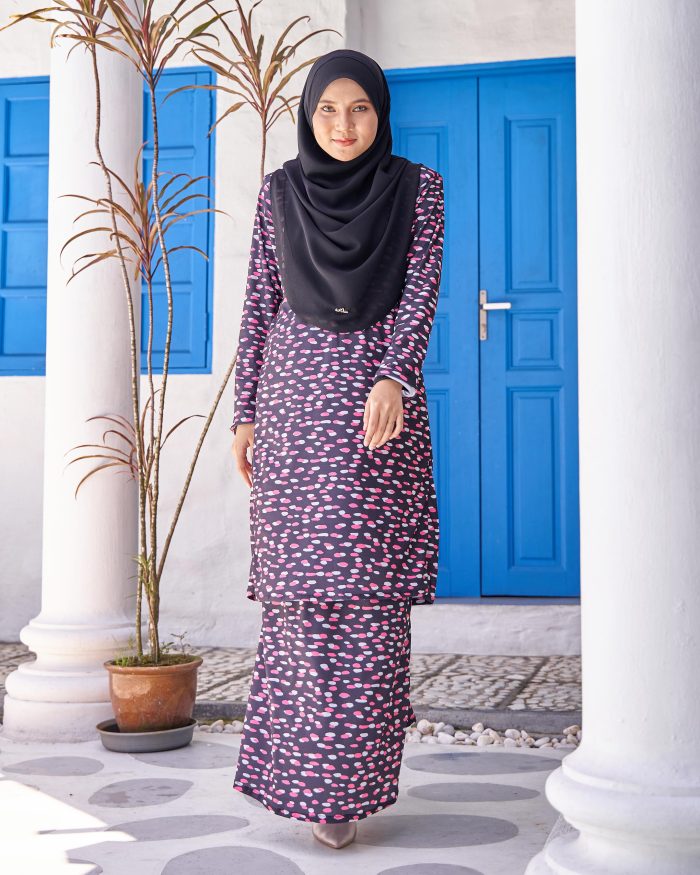 Baju Kurung Pahang Laura Printed 9.0 - Black Dots - Image 3