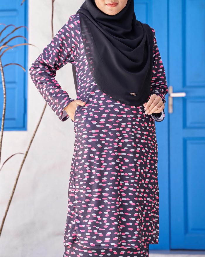 Baju Kurung Pahang Laura Printed 9.0 - Black Dots - Image 4