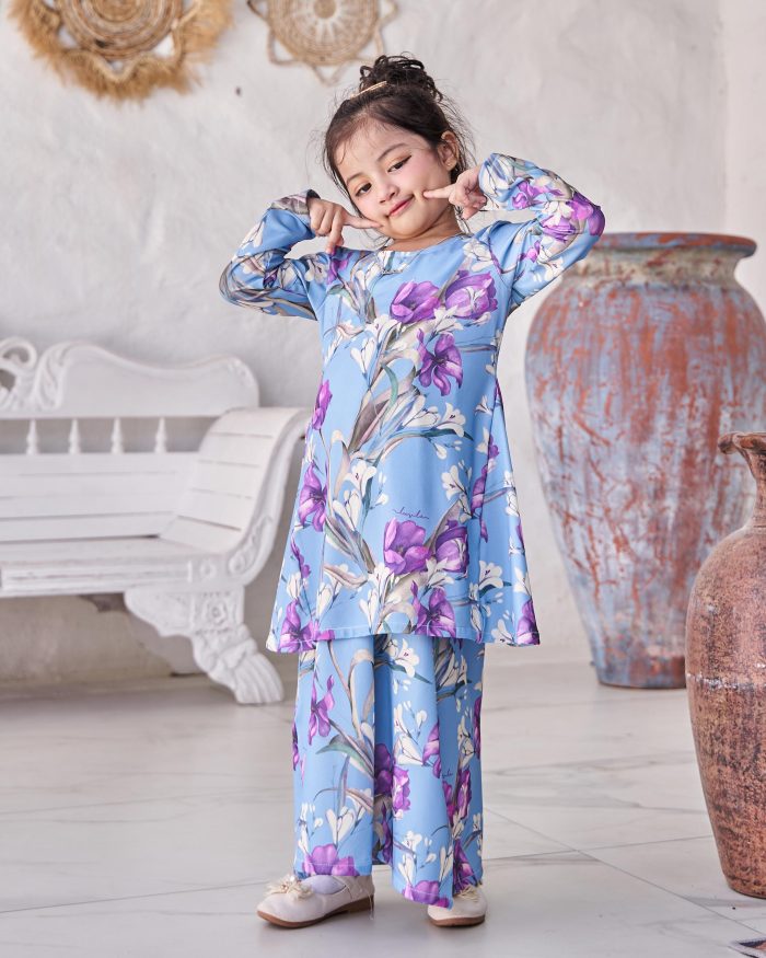 Baju Kurung Pahang Laura Printed Kids 9.0 - Cerulean Tulips - Image 2