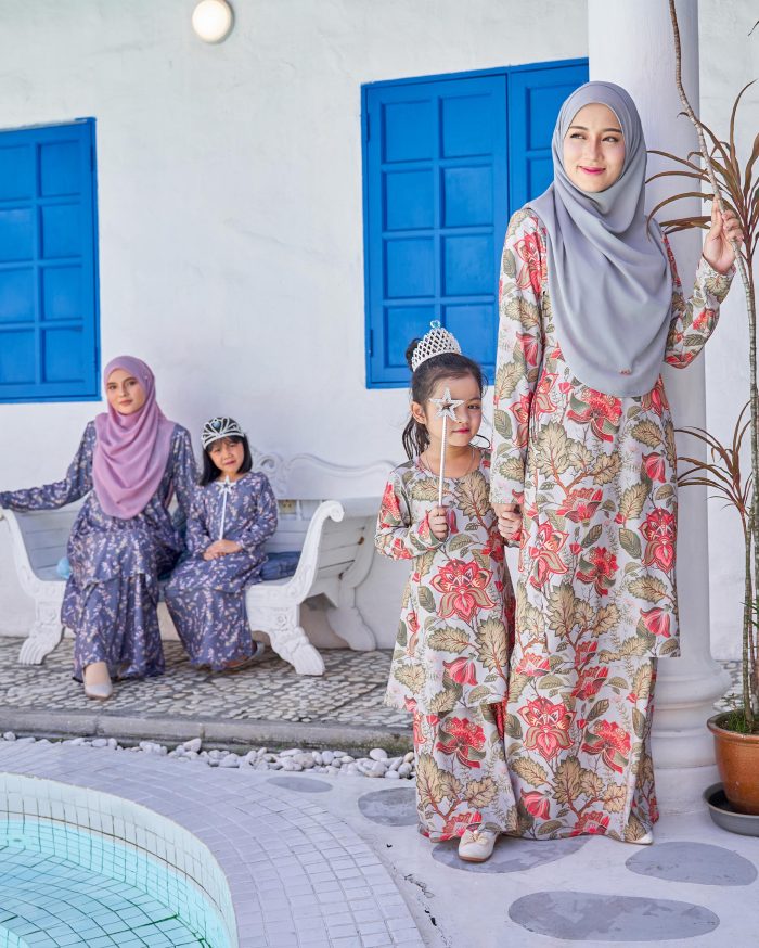 Baju Kurung Pahang Laura Printed 9.0 - Verbena Gray - Image 5