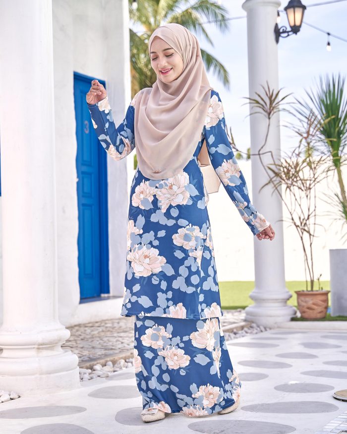 Baju Kurung Pahang Laura Printed 9.0 - Blue Geranium - Image 3