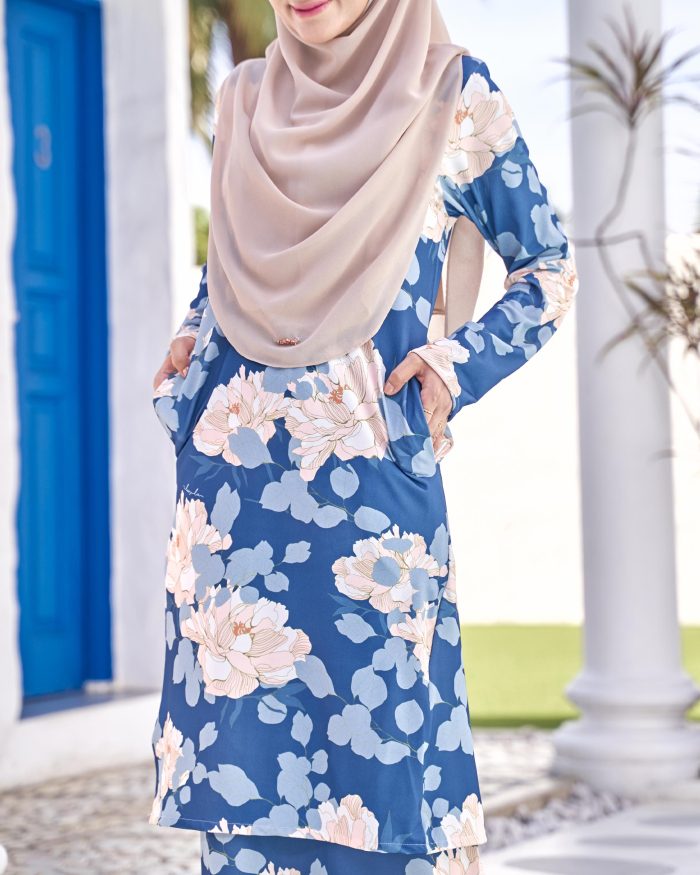 Baju Kurung Pahang Laura Printed 9.0 - Blue Geranium - Image 4