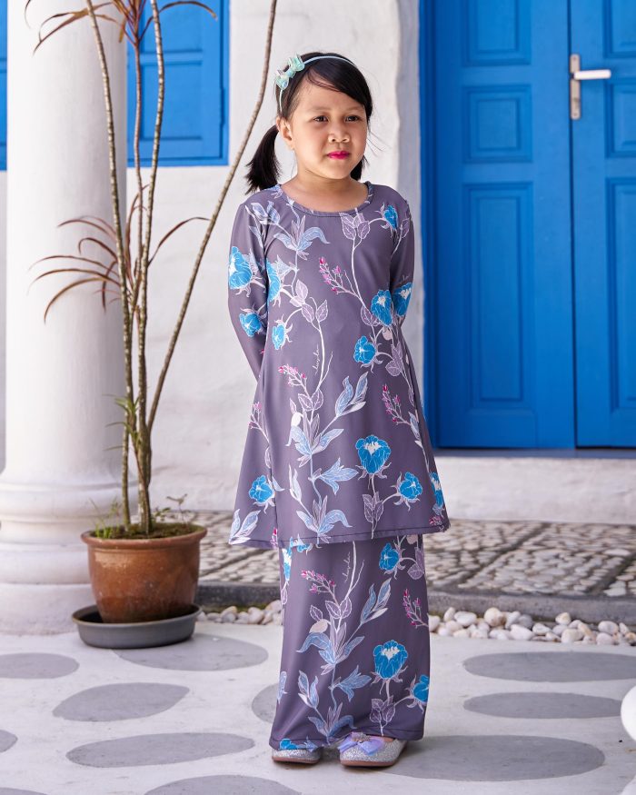 Baju Kurung Pahang Laura Printed Kids 9.0 - Graphite Glory - Image 2