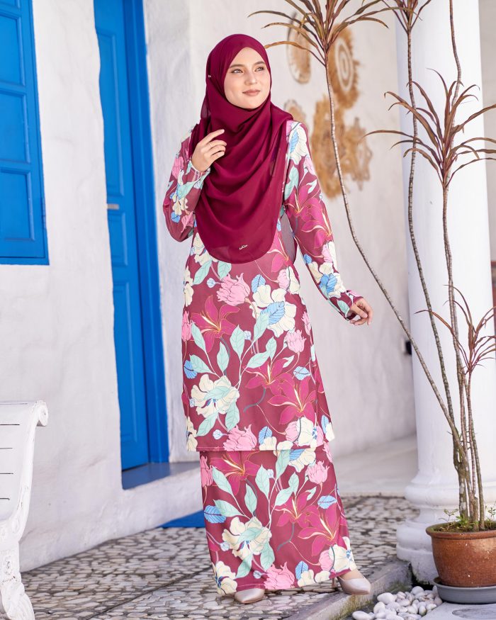 Baju Kurung Pahang Laura Printed 9.0 - Maroon Jasmine - Image 2