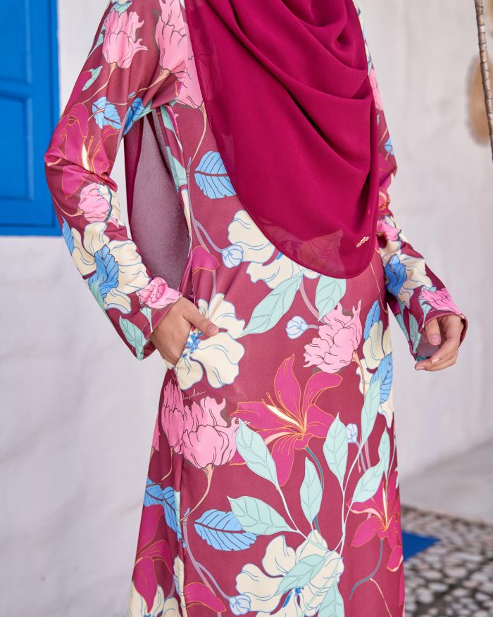 Baju Kurung Pahang Laura Printed 9.0 - Maroon Jasmine - Image 4