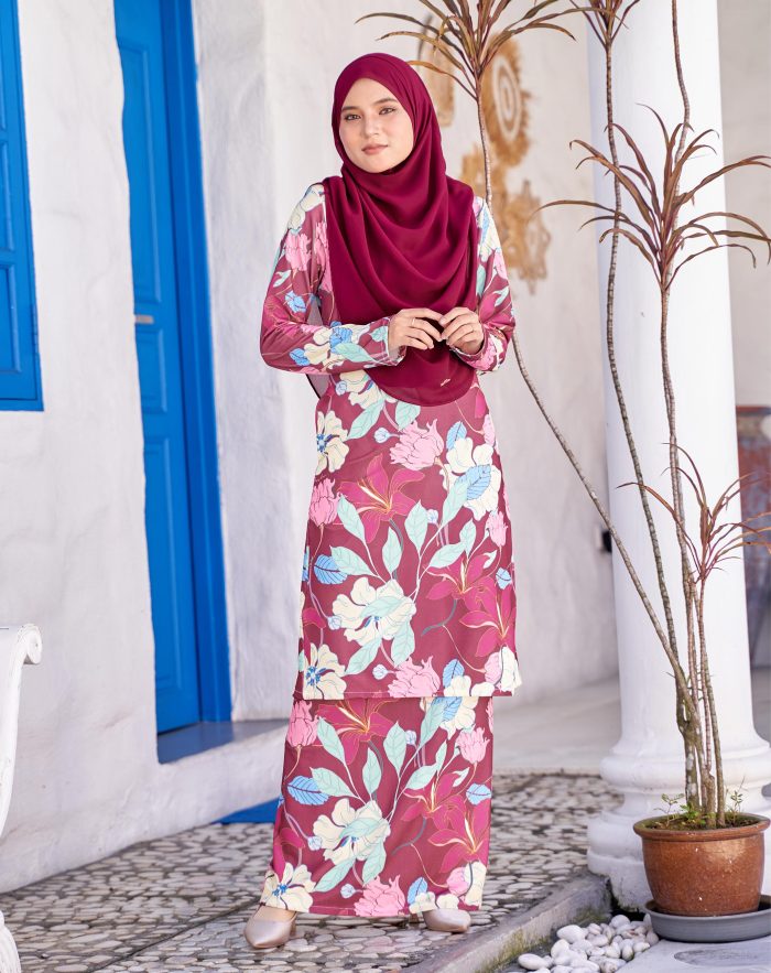 Baju Kurung Pahang Laura Printed 9.0 - Maroon Jasmine - Image 3