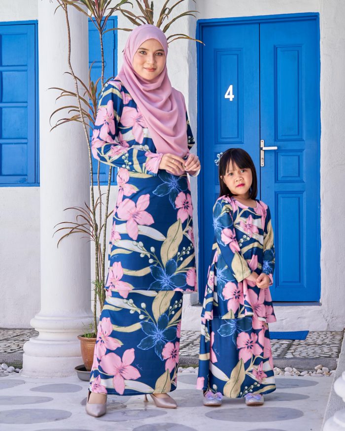 Baju Kurung Pahang Laura Printed 9.0 - Navy Mallow - Image 3